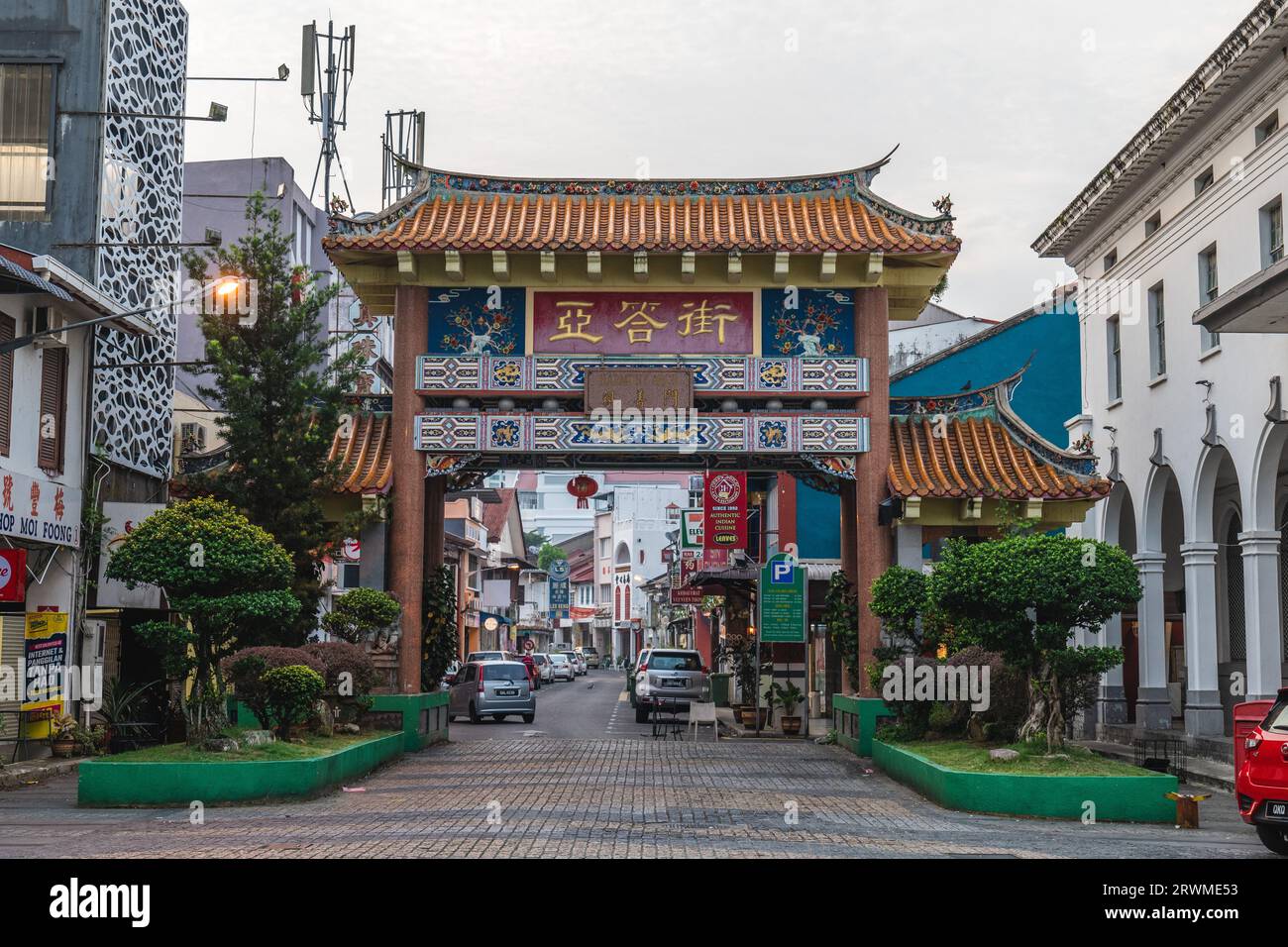 5. September 2023: Harmony Arch, der Haupteingang der Carpenter Street, einer der ältesten Straßen in Kuching, Sarawak, Malaysia. Es war offiziell gelacht Stockfoto