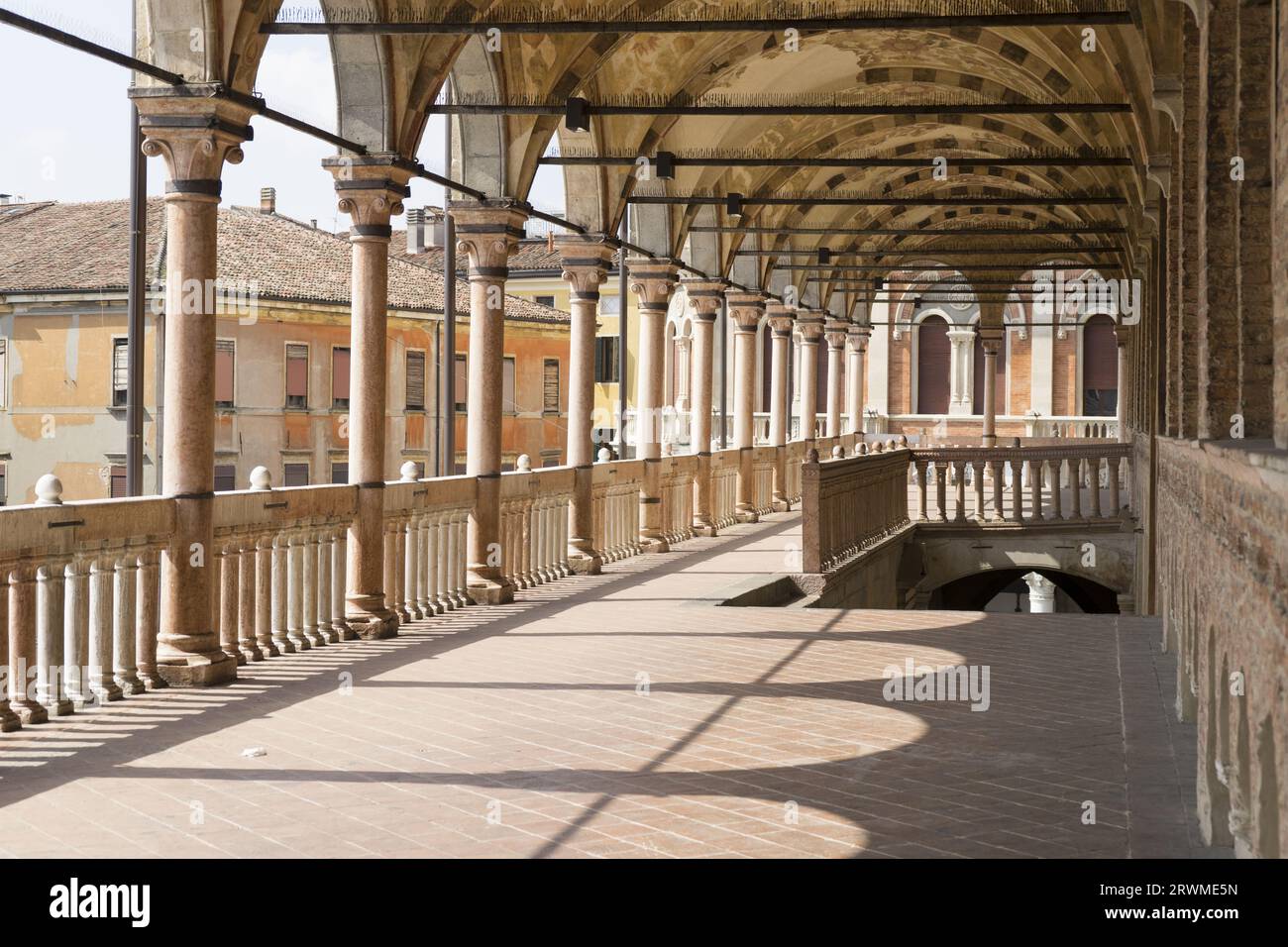 Panoramaaussicht auf die Terrasse des Palazzo della Ragione in Padua, wo einst die Angeklagten vor Gericht gestellt wurden Stockfoto