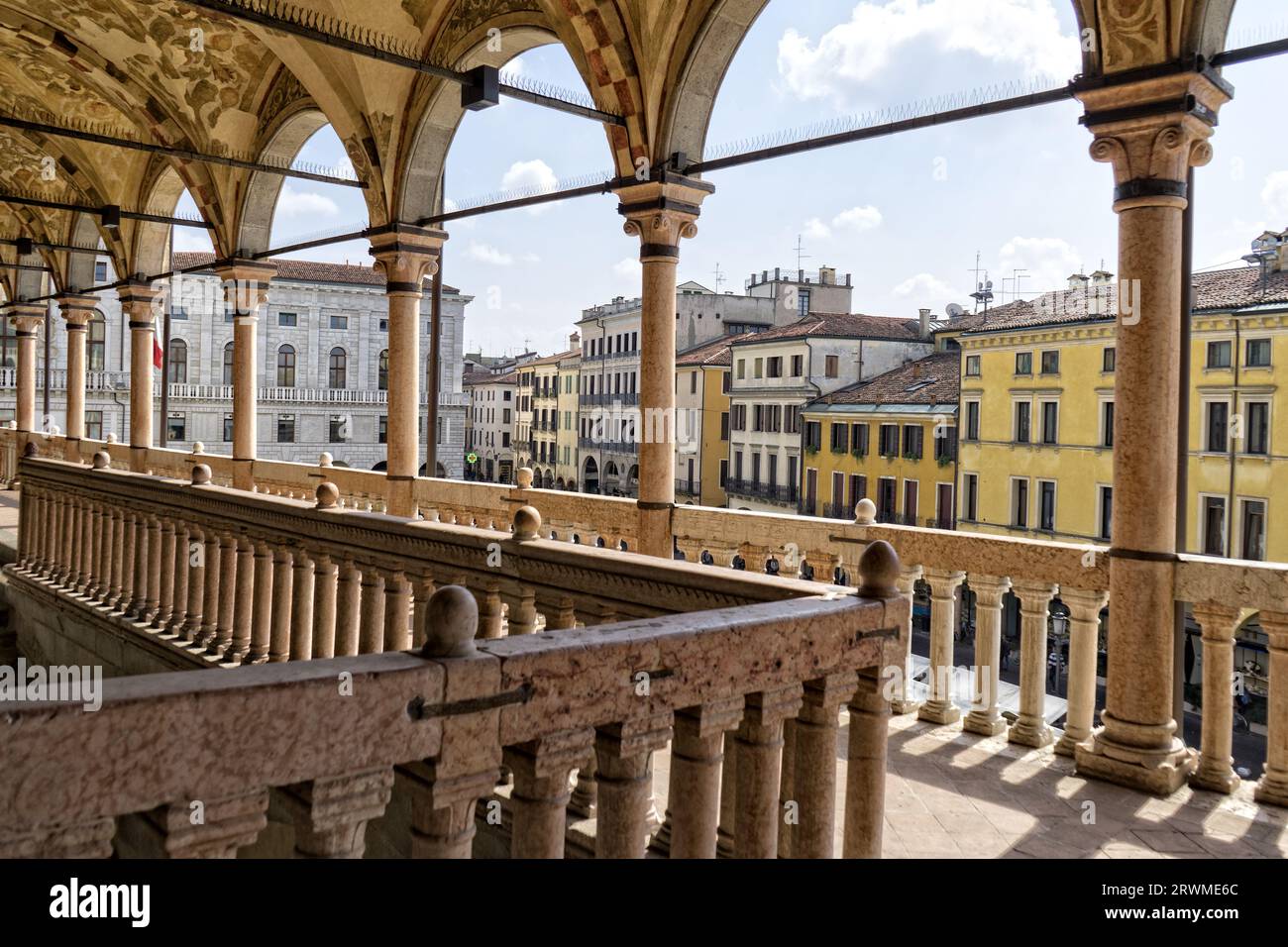 Panoramaaussicht auf die Terrasse des Palastes der Vernunft, Sala della Ragione, wo die Angeklagten in der Antike verurteilt wurden, und die Dächer von t Stockfoto