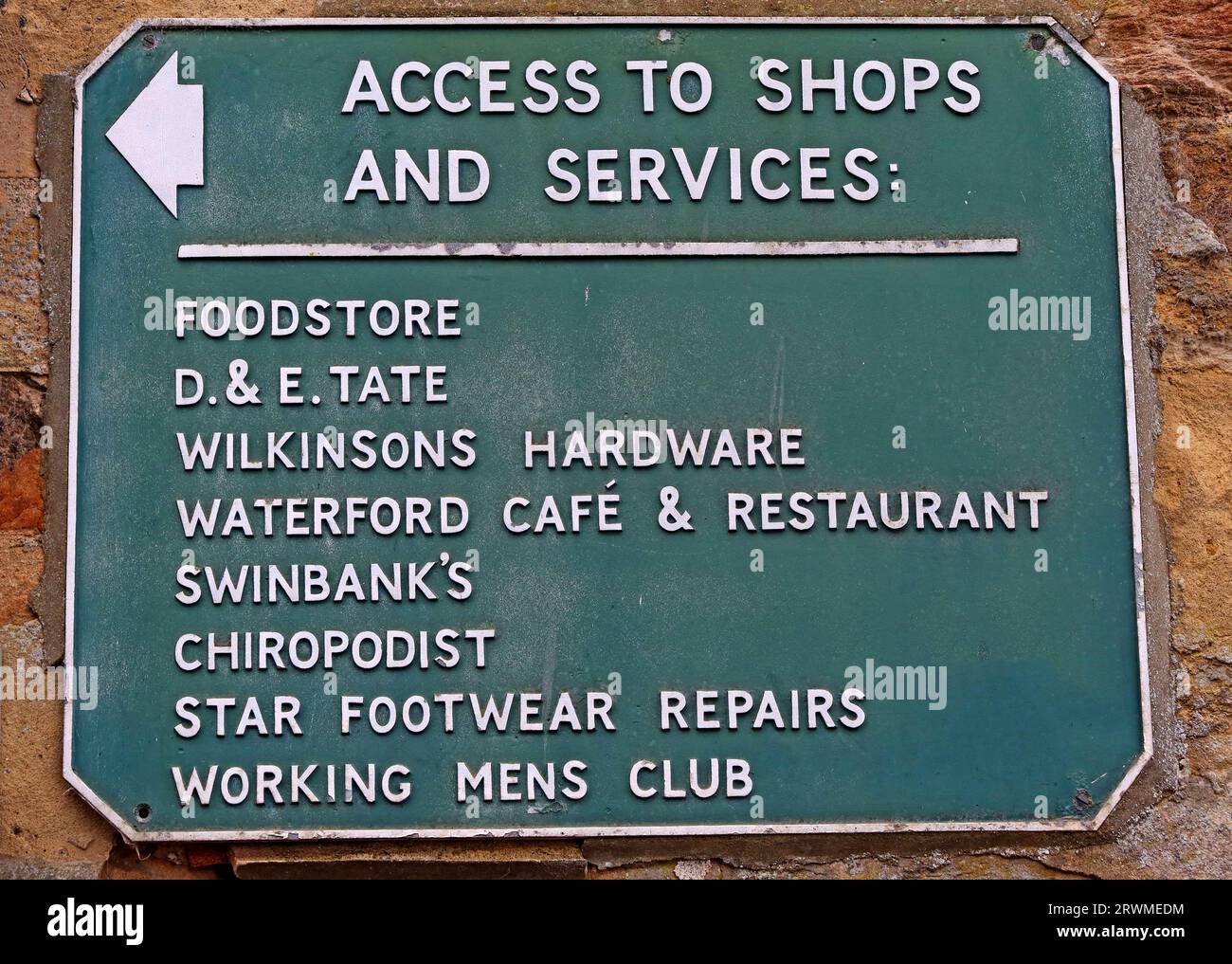 Schild für Zugang zu Shops & Services, Galgate, Barnard Castle Stadtzentrum, County Durham, England, UK, DL12 8EJ Stockfoto
