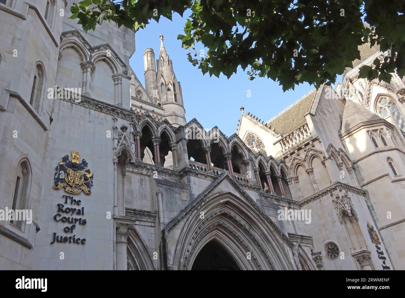 Vor den Royal Courts of Justice, High Court - Strand, Holborn, Westminster, London, England, UK, WC2A 2LL Stockfoto