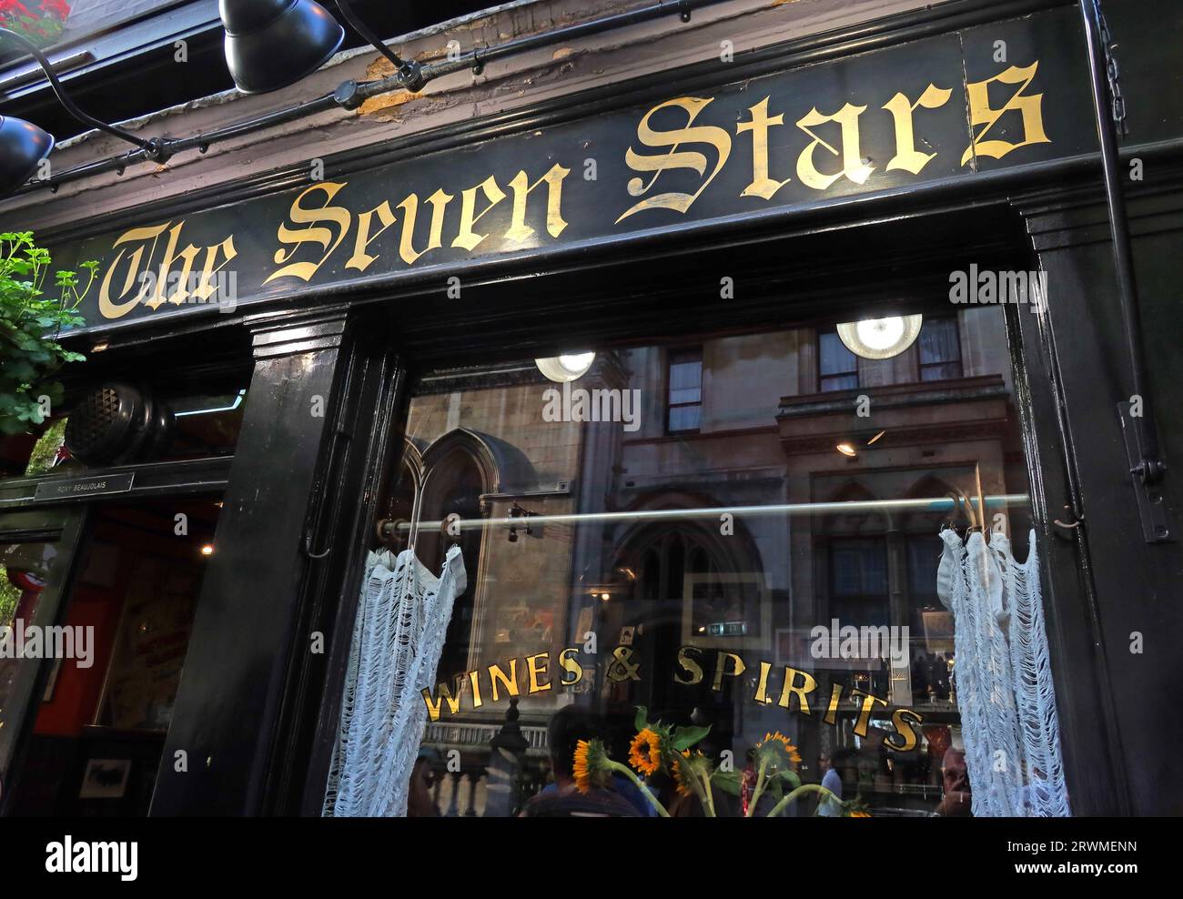 Fenster mit traditionellen Weinen und Spirituosen im Seven Stars Pub/Bar - 53 Carey St, Holborn, London, England, UK, WC2A 3QS Stockfoto