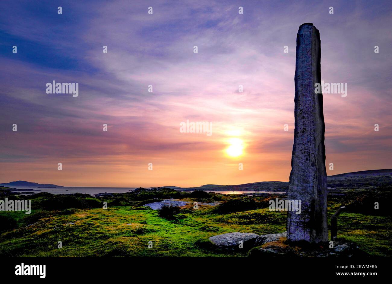 Sonnenuntergang in Ballycrovane Ogham Standing Stone, County Cork, Irland Stockfoto