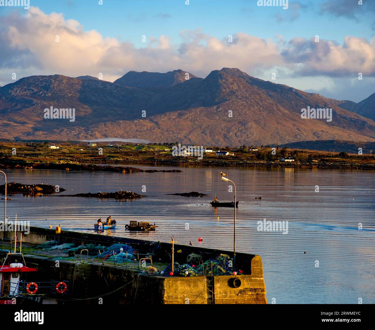 Früher Herbstmorgen in Roundstone Harbour, Connemara, County Galway, Irland Stockfoto