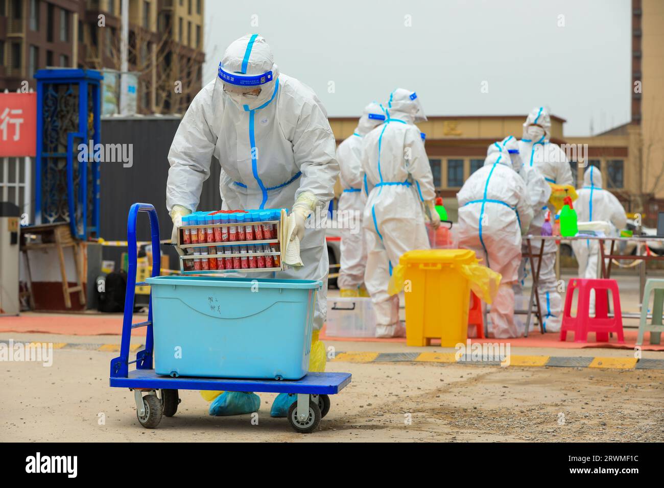 LUANNAN COUNTY, China - 29. März 2022: Medizinische Mitarbeiter bringen Nukleinsäure-Testproben in das mobile Tierheim des medizinischen Labors in Nordchina Stockfoto