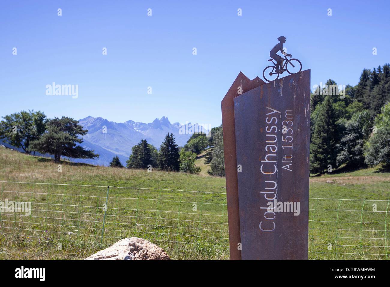 MONTVERNIER, FRANKREICH, 27. JULI 2023: Wegweiser am Col du Chaussy bei Montvernier in den französischen Alpen. Die Gegend ist ein beliebtes Reiseziel für Radfahrer und Stockfoto