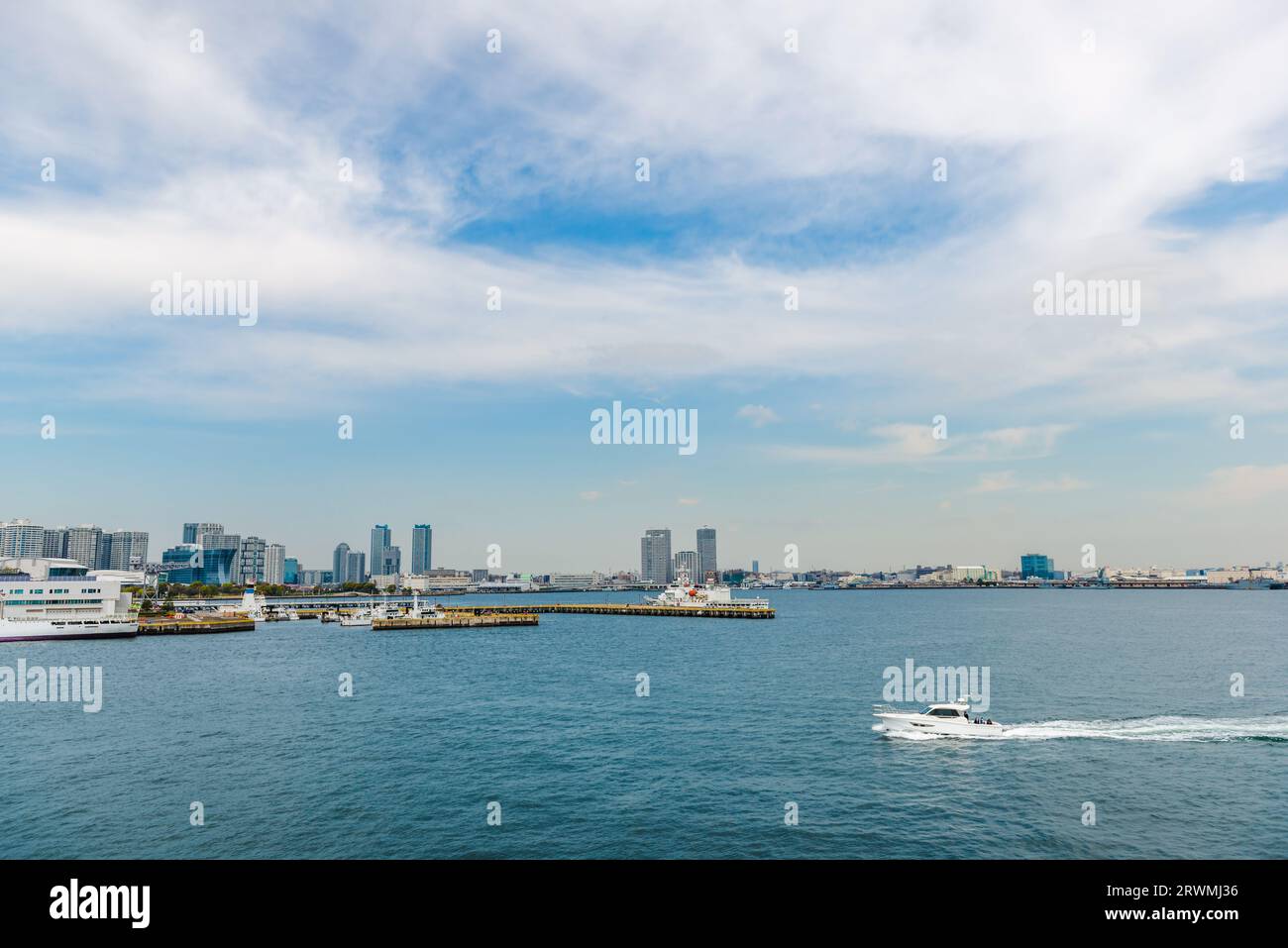 Panorama der modernen Skyline von Yokohama in der Nähe von minato mirai 21 mit blauem Himmel, Meer und Boot, Yokohama, Japan Stockfoto