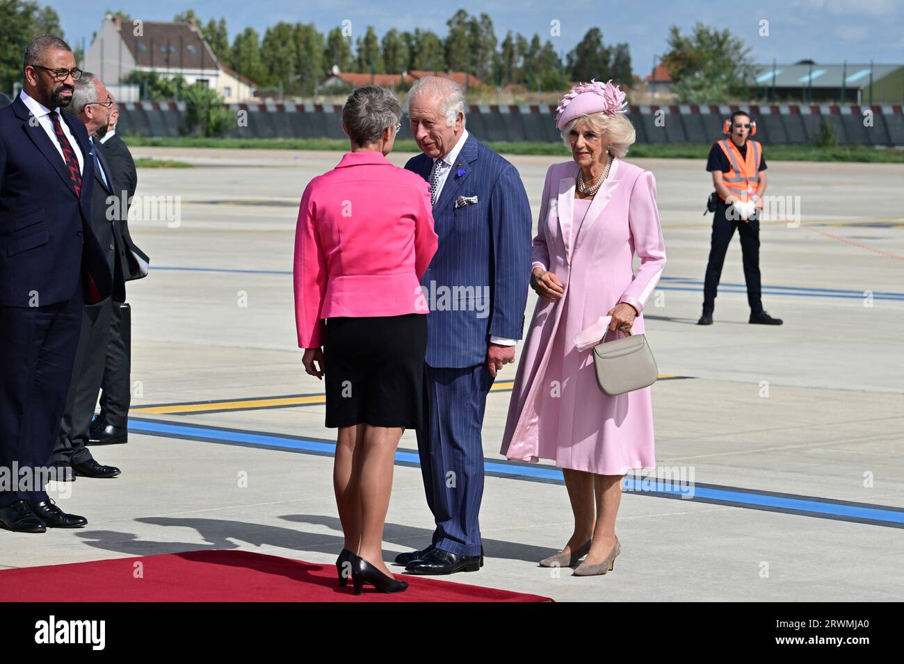 Orly, Frankreich. September 2023. Die französische Premierministerin Elisabeth Borne (L) begrüßt den britischen König Karl III. (C) und die britische Königin Camilla (R) bei der Ankunft am Flughafen Orly am 20. September 2023, am ersten Tag eines Staatsbesuchs in Frankreich. Der britische König Karl III. Und seine Frau Königin Camilla sind auf einem dreitägigen Staatsbesuch in Frankreich. Foto: Miguel MEDINA/Pool/ABACAPRESS.COM Credit: Abaca Press/Alamy Live News Stockfoto