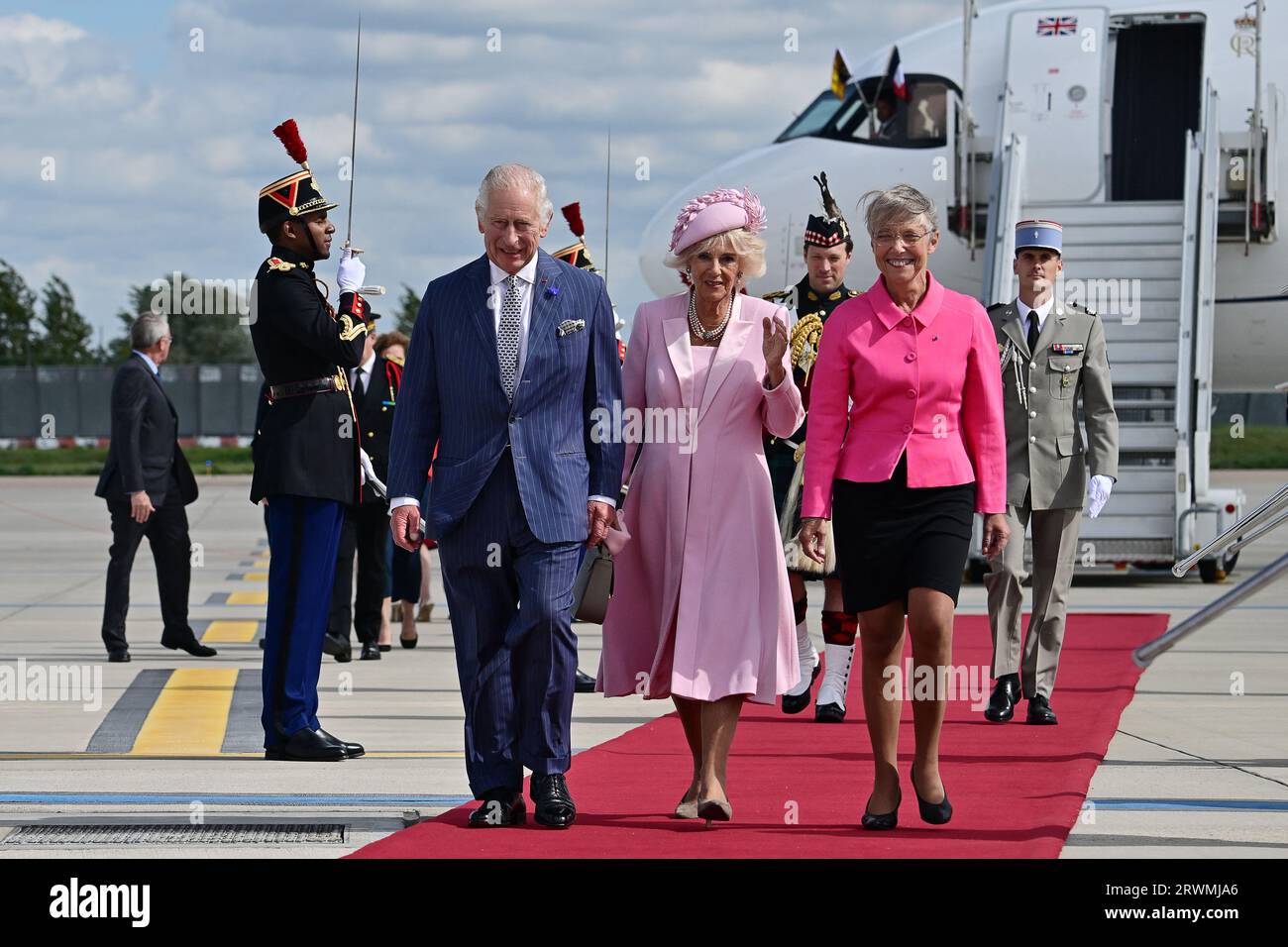 Orly, Frankreich. September 2023. Die französische Premierministerin Elisabeth Borne (R) begrüßt den britischen König Karl III. Und die britische Königin Camilla (C) bei ihrer Ankunft am Flughafen Orly am 20. September 2023, am ersten Tag eines Staatsbesuchs in Frankreich. Der britische König Karl III. Und seine Frau Königin Camilla sind auf einem dreitägigen Staatsbesuch in Frankreich. Foto: Miguel MEDINA/Pool/ABACAPRESS.COM Credit: Abaca Press/Alamy Live News Stockfoto