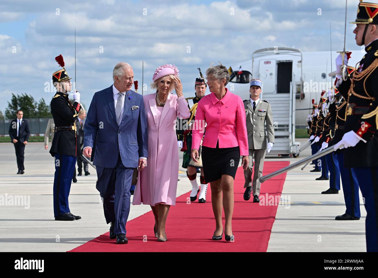 Orly, Frankreich. September 2023. Die französische Premierministerin Elisabeth Borne (R) begrüßt den britischen König Karl III. Und die britische Königin Camilla (C) bei ihrer Ankunft am Flughafen Orly am 20. September 2023, am ersten Tag eines Staatsbesuchs in Frankreich. Der britische König Karl III. Und seine Frau Königin Camilla sind auf einem dreitägigen Staatsbesuch in Frankreich. Foto: Miguel MEDINA/Pool/ABACAPRESS.COM Credit: Abaca Press/Alamy Live News Stockfoto