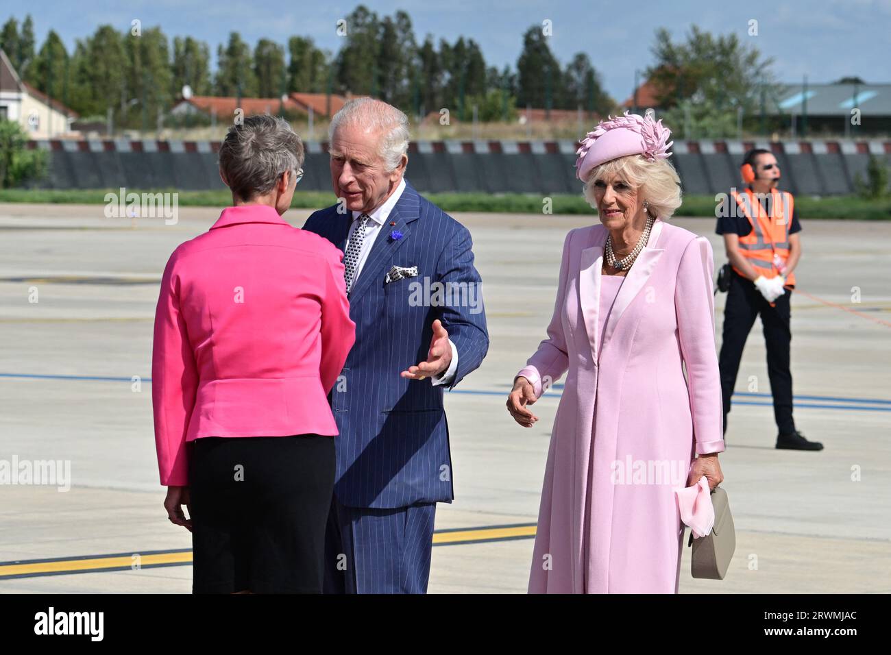Orly, Frankreich. September 2023. Die französische Premierministerin Elisabeth Borne (L) begrüßt den britischen König Karl III. (C) und die britische Königin Camilla (R) bei der Ankunft am Flughafen Orly am 20. September 2023, am ersten Tag eines Staatsbesuchs in Frankreich. Der britische König Karl III. Und seine Frau Königin Camilla sind auf einem dreitägigen Staatsbesuch in Frankreich. Foto: Miguel MEDINA/Pool/ABACAPRESS.COM Credit: Abaca Press/Alamy Live News Stockfoto