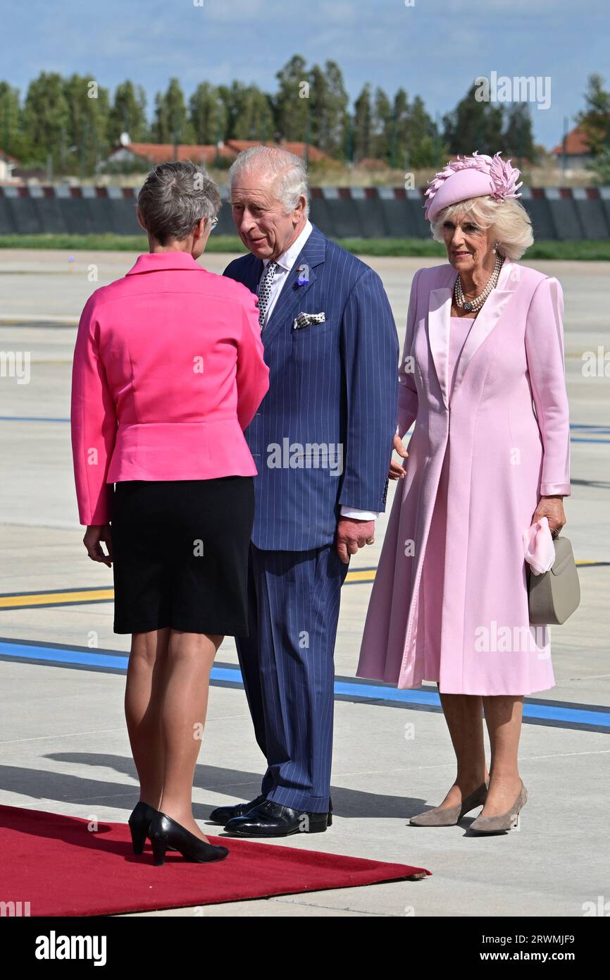 Orly, Frankreich. September 2023. Die französische Premierministerin Elisabeth Borne (L) begrüßt den britischen König Karl III. (C) und die britische Königin Camilla (R) bei ihrer Ankunft am Flughafen Orly am 20. September 2023, am ersten Tag eines Staatsbesuchs in Frankreich. Der britische König Karl III. Und seine Frau Königin Camilla sind auf einem dreitägigen Staatsbesuch in Frankreich. Foto: Miguel MEDINA/Pool/ABACAPRESS.COM Credit: Abaca Press/Alamy Live News Stockfoto