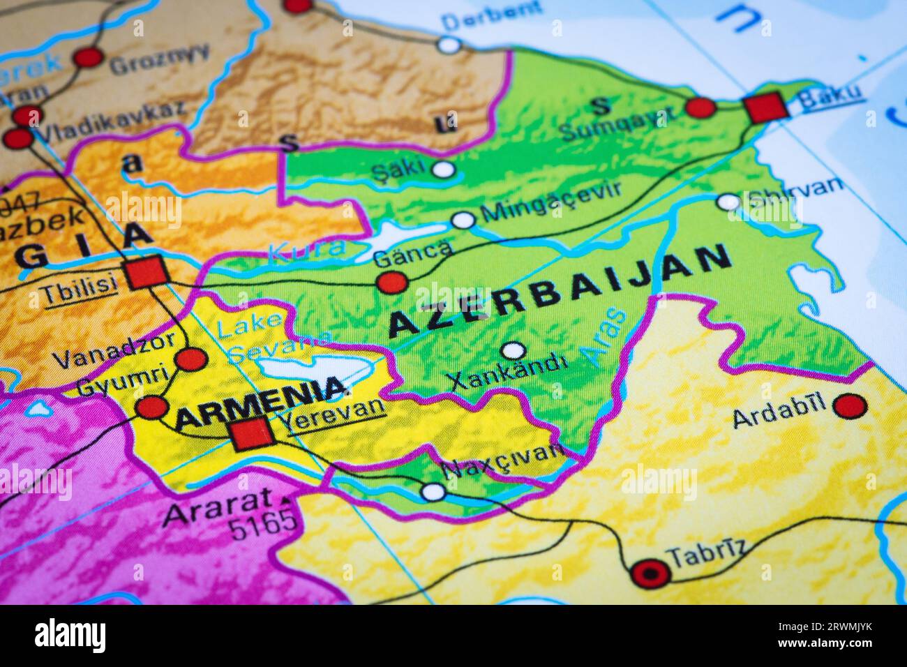 Karte oder Kartographie von Armenien und Aserbaidschan mit den Hauptstädten Baku und Jerewan, Republik Artsakh und Berg-Karabach, Georgien und Kaspisches Meer Stockfoto