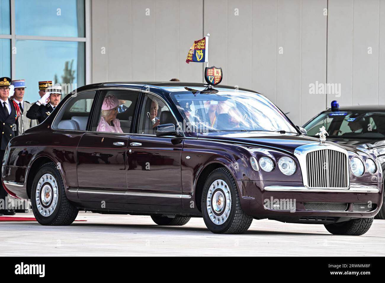 Orly, Frankreich. September 2023. Der britische König Charles III. (C) und die britische Königin Camilla (L) fahren in einem Auto, nachdem sie am 20. September 2023 am Flughafen Orly angekommen sind, am ersten Tag eines Staatsbesuchs in Frankreich. Der britische König Karl III. Und seine Frau Königin Camilla sind auf einem dreitägigen Staatsbesuch in Frankreich. Foto: Miguel MEDINA/Pool/ABACAPRESS.COM Credit: Abaca Press/Alamy Live News Stockfoto