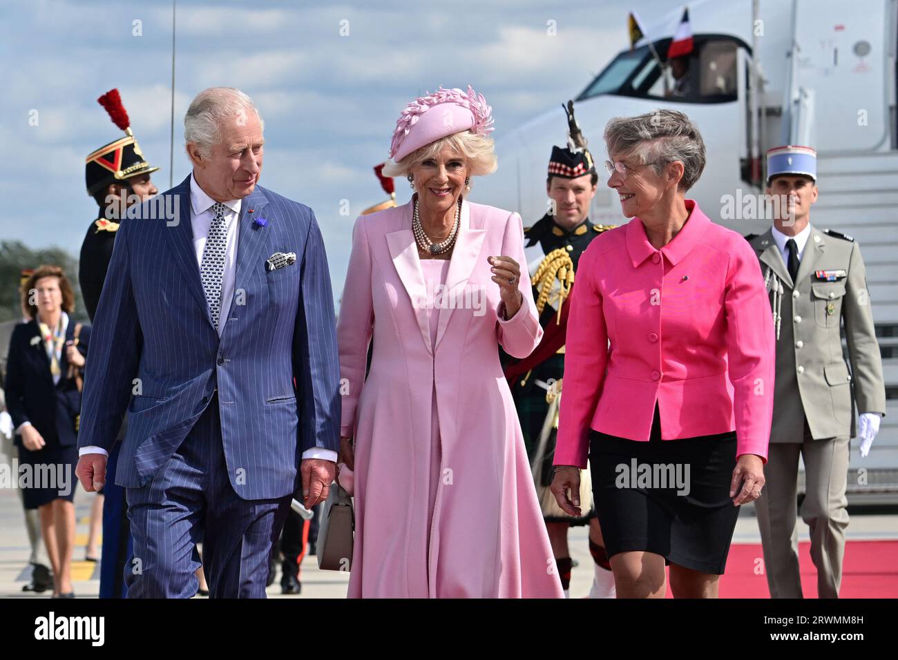 Orly, Frankreich. September 2023. Die französische Premierministerin Elisabeth Borne (R) begrüßt den britischen König Karl III. (L) und die britische Königin Camilla (C) bei ihrer Ankunft am Flughafen Orly am 20. September 2023, am ersten Tag eines Staatsbesuchs in Frankreich. Der britische König Karl III. Und seine Frau Königin Camilla sind auf einem dreitägigen Staatsbesuch in Frankreich. Foto: Miguel MEDINA/Pool/ABACAPRESS.COM Credit: Abaca Press/Alamy Live News Stockfoto