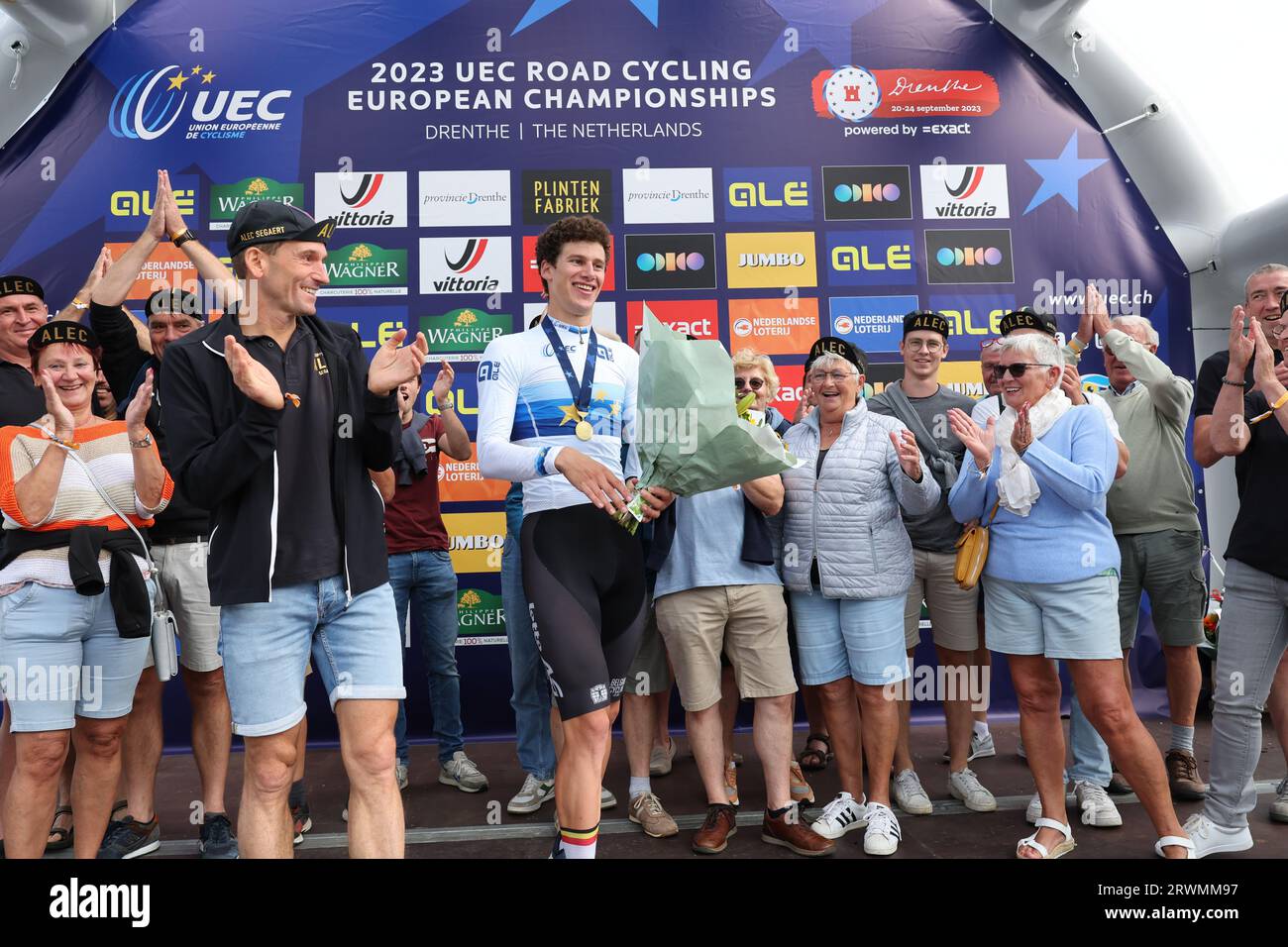Nieuw Amsterdam, Niederlande. September 2023. Der belgische Alec Segaert feiert mit Familie, Freunden und Fans auf dem Podium, nachdem er am Mittwoch, den 20. September 2023, das Einzelzeitfahren der Juniorenmänner bei den UEC Road European Championships, einer 20,6 km langen Strecke in Emmen, Niederlande, gewonnen hat. Die Europameisterschaften finden vom 20. Bis 24. september statt. BELGA FOTO DAVID PINTENS Credit: Belga News Agency/Alamy Live News Stockfoto