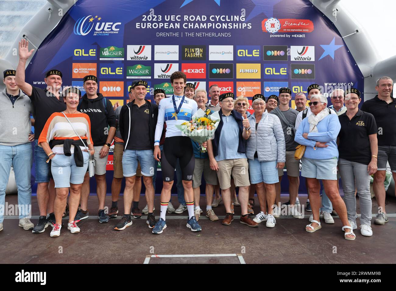 Nieuw Amsterdam, Niederlande. September 2023. Der belgische Alec Segaert feiert mit Familie, Freunden und Fans auf dem Podium, nachdem er am Mittwoch, den 20. September 2023, das Einzelzeitfahren der Juniorenmänner bei den UEC Road European Championships, einer 20,6 km langen Strecke in Emmen, Niederlande, gewonnen hat. Die Europameisterschaften finden vom 20. Bis 24. september statt. BELGA FOTO DAVID PINTENS Credit: Belga News Agency/Alamy Live News Stockfoto