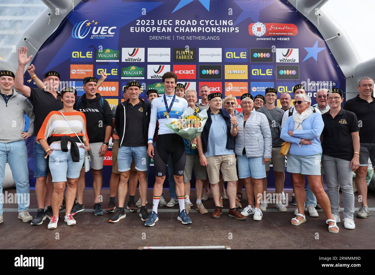 Nieuw Amsterdam, Niederlande. September 2023. Der belgische Alec Segaert feiert mit Familie, Freunden und Fans auf dem Podium, nachdem er am Mittwoch, den 20. September 2023, das Einzelzeitfahren der Juniorenmänner bei den UEC Road European Championships, einer 20,6 km langen Strecke in Emmen, Niederlande, gewonnen hat. Die Europameisterschaften finden vom 20. Bis 24. september statt. BELGA FOTO DAVID PINTENS Credit: Belga News Agency/Alamy Live News Stockfoto