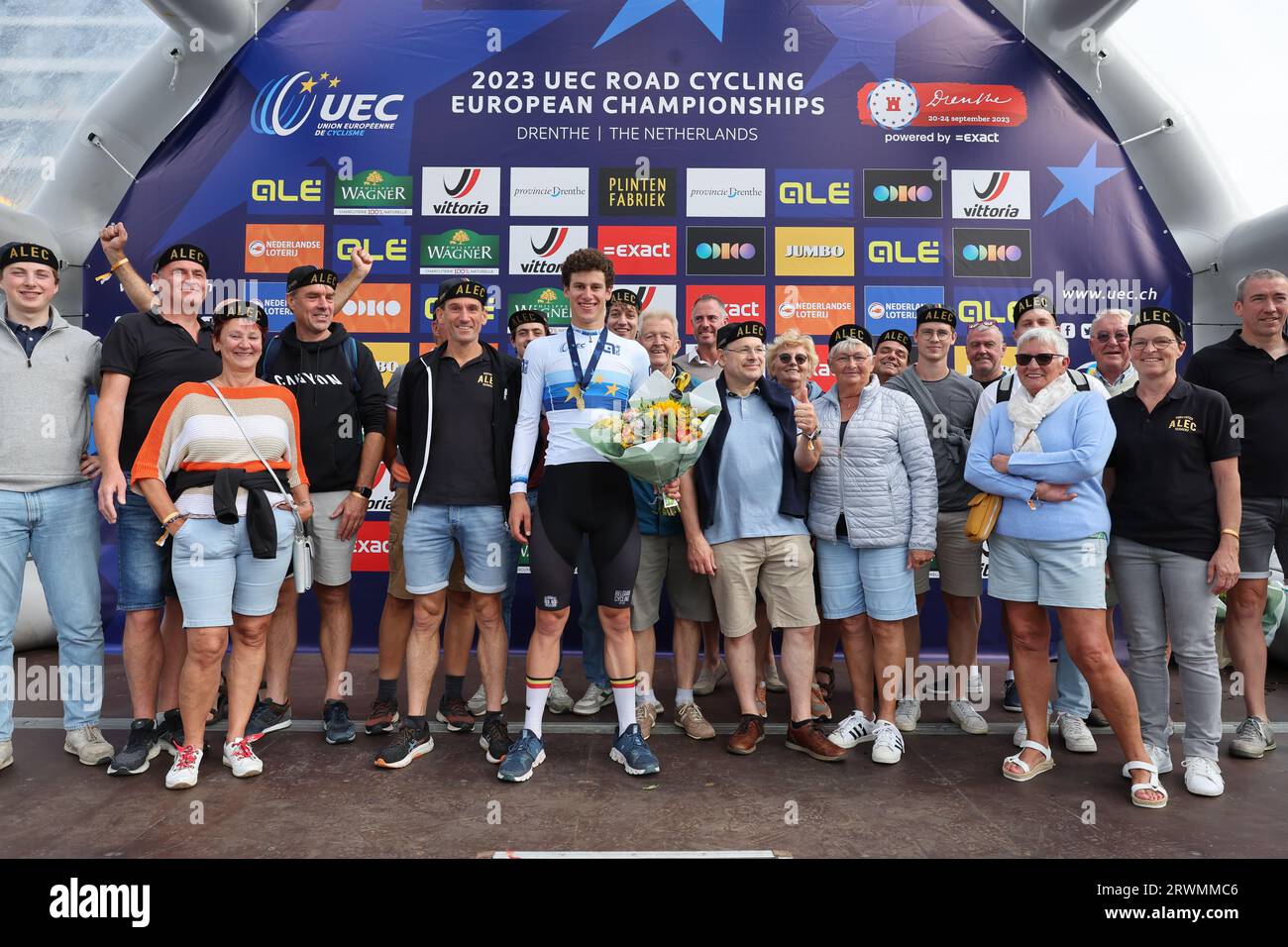 Nieuw Amsterdam, Niederlande. September 2023. Der belgische Alec Segaert feiert mit Familie, Freunden und Fans auf dem Podium, nachdem er am Mittwoch, den 20. September 2023, das Einzelzeitfahren der Juniorenmänner bei den UEC Road European Championships, einer 20,6 km langen Strecke in Emmen, Niederlande, gewonnen hat. Die Europameisterschaften finden vom 20. Bis 24. september statt. BELGA FOTO DAVID PINTENS Credit: Belga News Agency/Alamy Live News Stockfoto