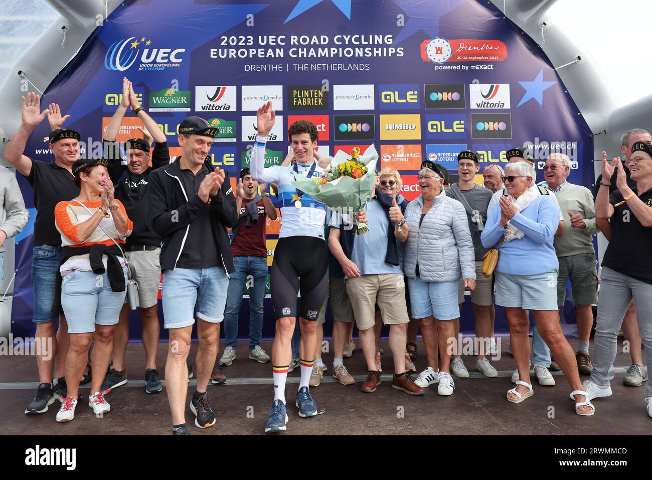 Nieuw Amsterdam, Niederlande. September 2023. Der belgische Alec Segaert feiert mit Familie, Freunden und Fans auf dem Podium, nachdem er am Mittwoch, den 20. September 2023, das Einzelzeitfahren der Juniorenmänner bei den UEC Road European Championships, einer 20,6 km langen Strecke in Emmen, Niederlande, gewonnen hat. Die Europameisterschaften finden vom 20. Bis 24. september statt. BELGA FOTO DAVID PINTENS Credit: Belga News Agency/Alamy Live News Stockfoto