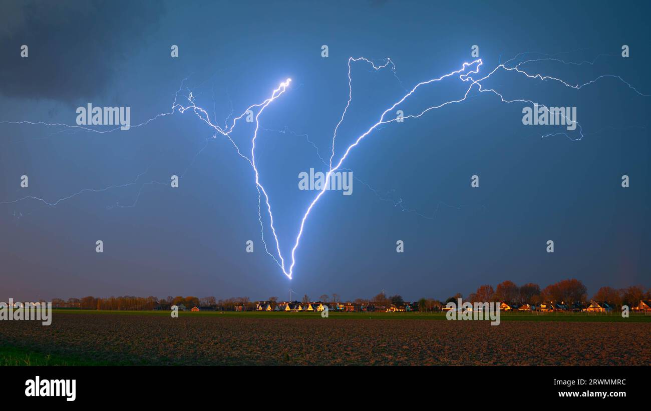 Abzweigter Blitz, der sich nach oben bewegt, ein Beispiel für einen positiven Blitz Stockfoto