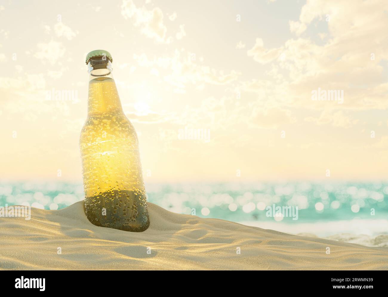 Eine Bierflasche, die mit Wasserspritzern und Kondensationstropfen bedeckt ist, die in Strandsand mit blauem Meereshintergrund ruhen - 3D-Putz Stockfoto