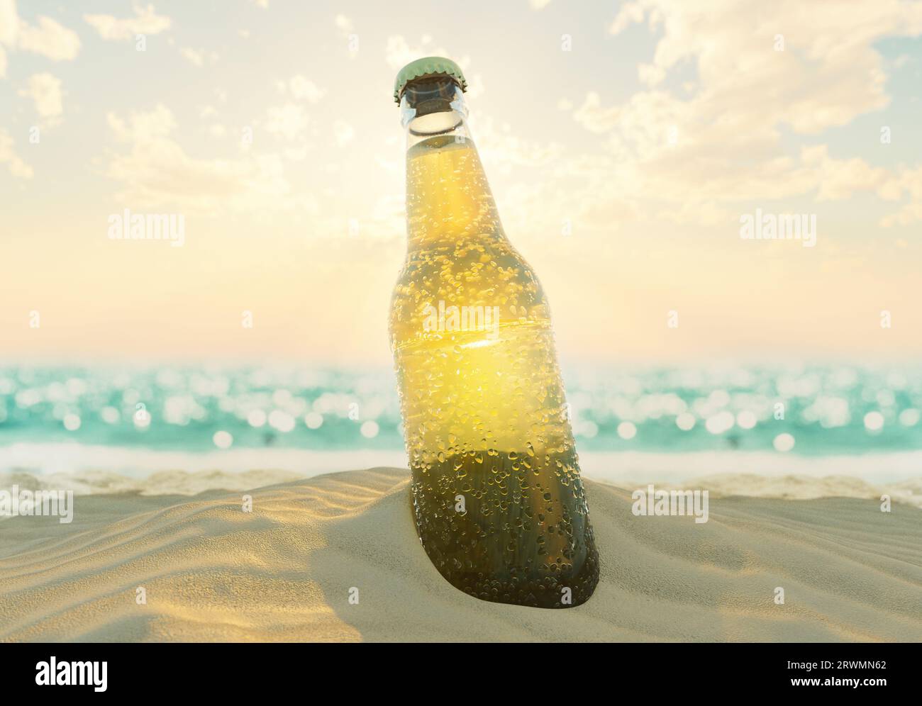 Eine Bierflasche, die mit Wasserspritzern und Kondensationstropfen bedeckt ist, die in Strandsand mit blauem Meereshintergrund ruhen - 3D-Putz Stockfoto