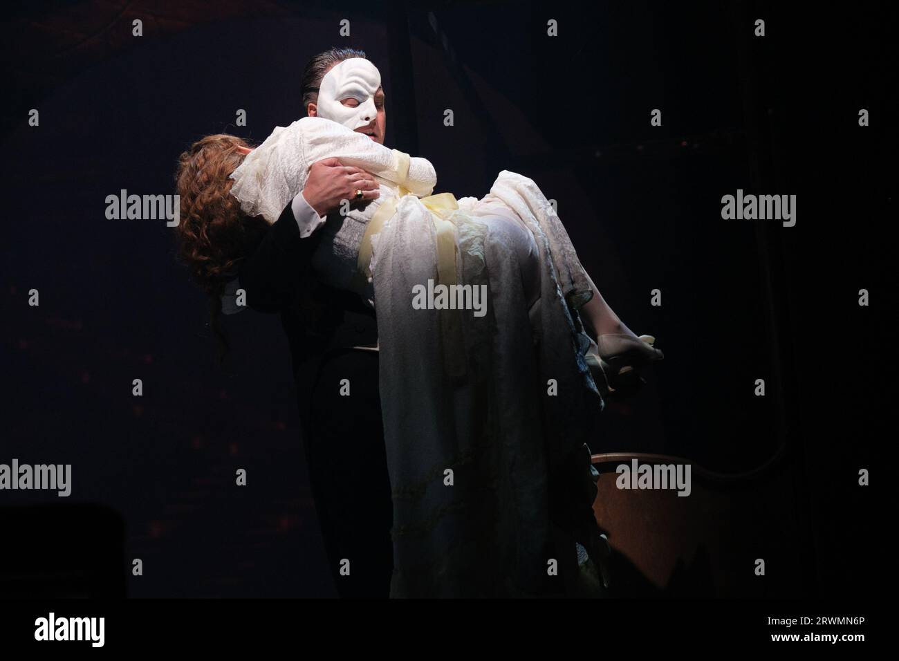 Schauspieler treten während der Präsentation des Musicals „DAS PHANTOM DER OPER“ im Albeniz Theater in Madrid, 20. September 2023, Spanien, auf Stockfoto