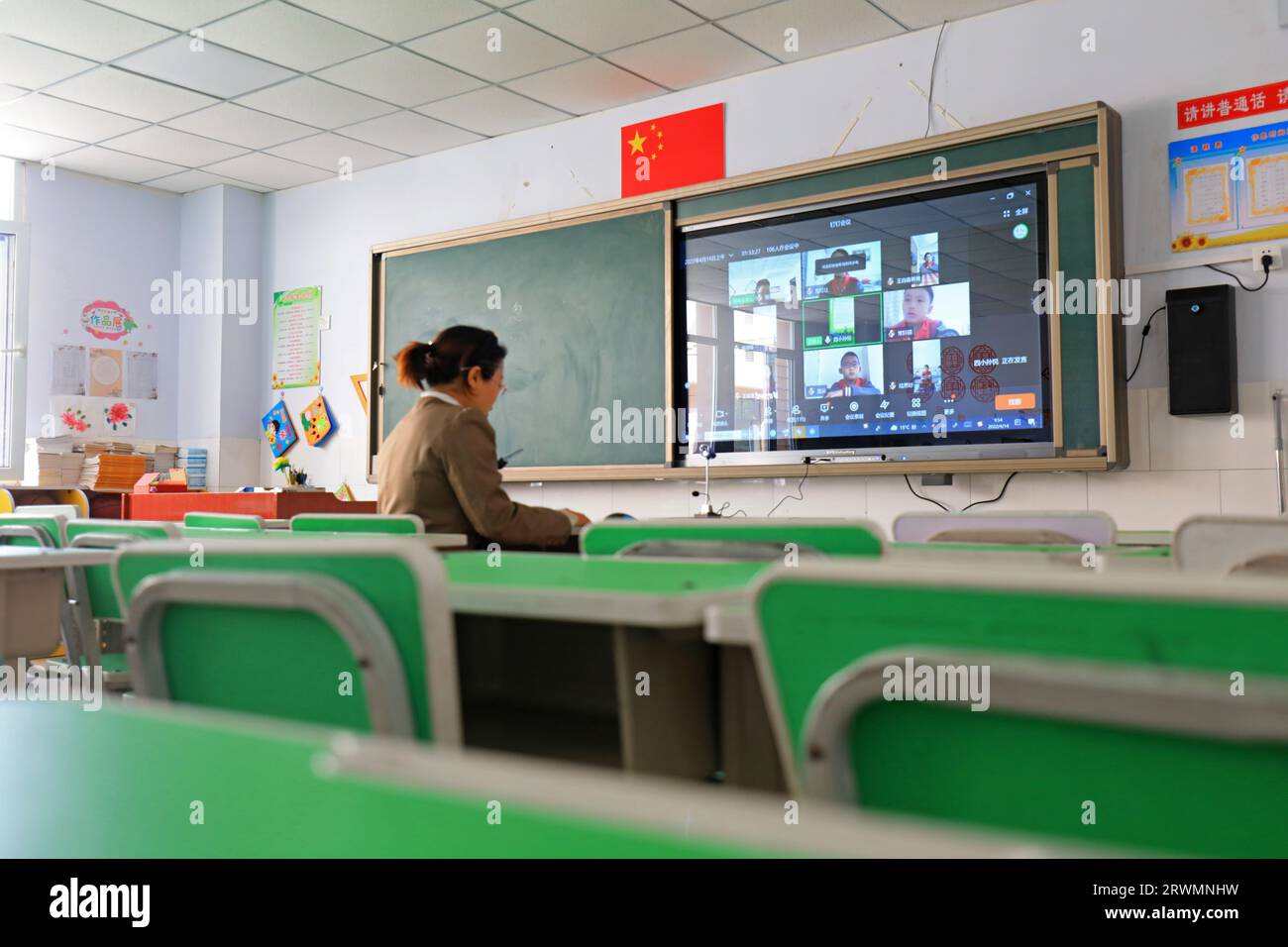 Luannan County, China - 14. April 2022: Eine Lehrerin nimmt den Internet-Kurs über ein Remote-System unter dem Einfluss des New Coronavirus Stockfoto