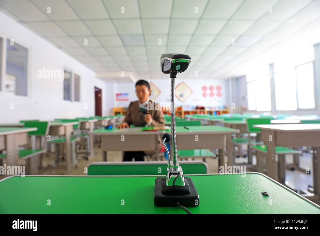 Luannan County, China - 14. April 2022: Eine Lehrerin nimmt den Internet-Kurs über ein Remote-System unter dem Einfluss des New Coronavirus Stockfoto