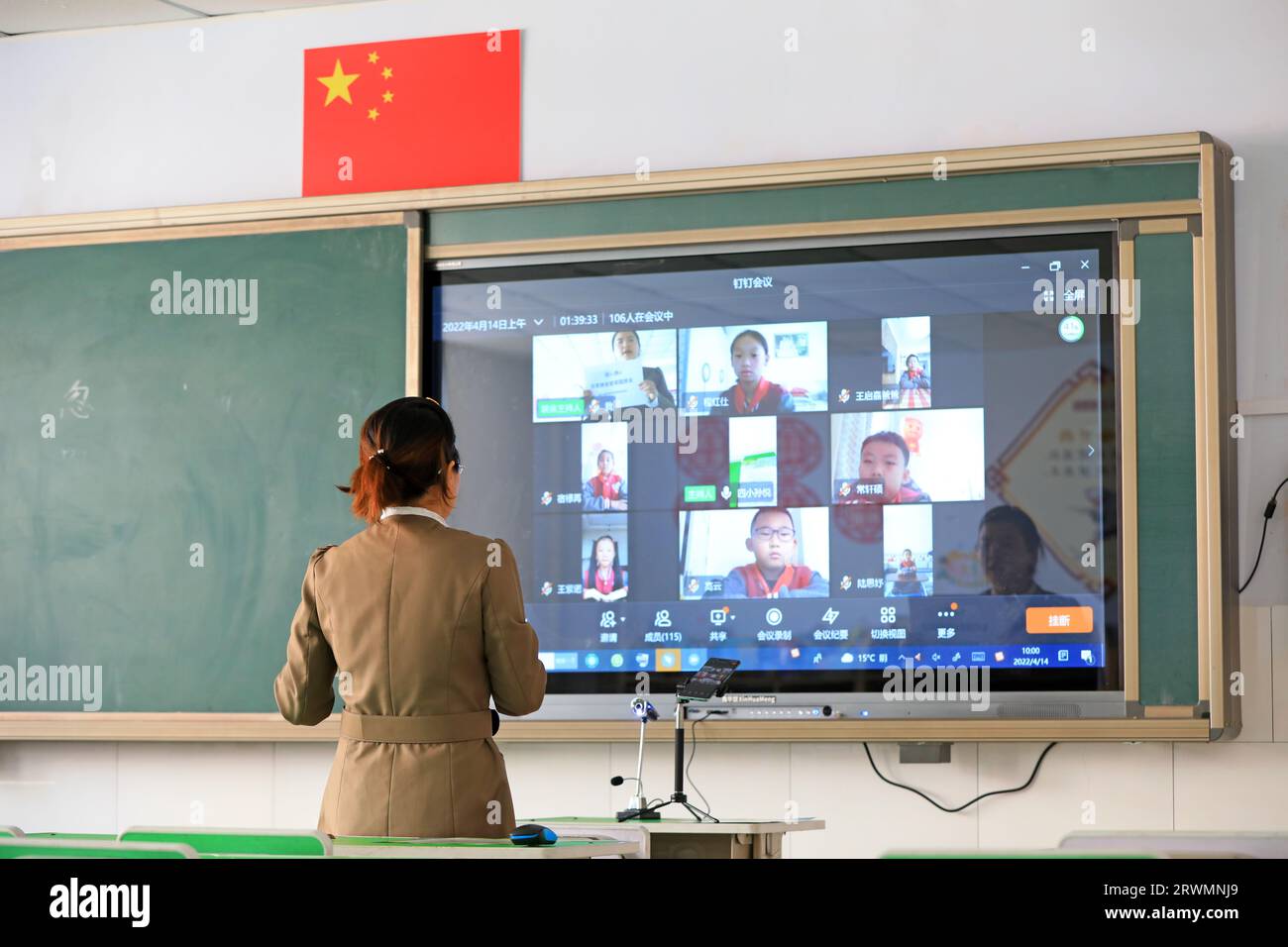 Luannan County, China - 14. April 2022: Eine Lehrerin nimmt den Internet-Kurs über ein Remote-System unter dem Einfluss des New Coronavirus Stockfoto