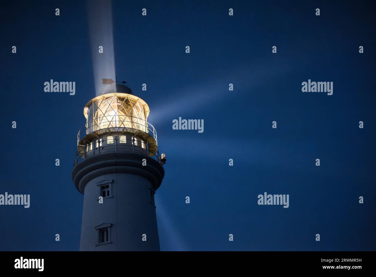 Nahaufnahme des Flamborough Lighthouse bei Nacht, in dem die rotierenden Lichtstrahlen durch die Fresnellinsen projiziert werden (vor 2022). Stockfoto