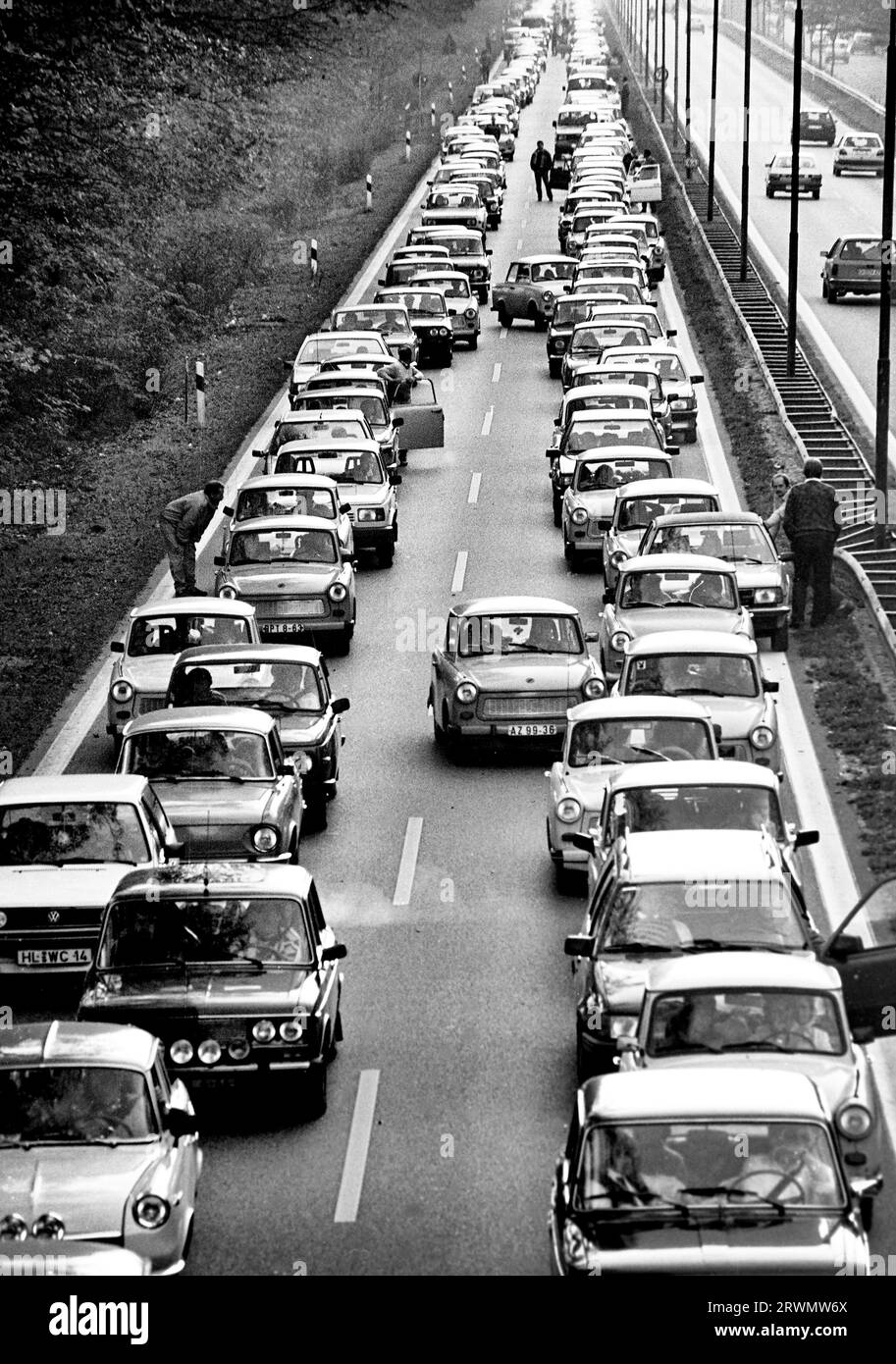 Eine Flut von DDR-Fahrzeugen verursacht nach dem Fall der Deutschen Mauer zwischen der Bundesrepublik Deutschland und der G einen kilometerlangen Verkehrsstau Stockfoto