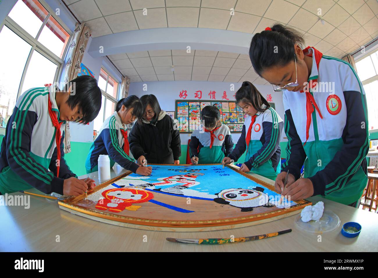 LUANNAN COUNTY, China - 4. Januar 2022: Mehrere Mädchen studierten Zellstoffmalerei unter der Leitung ihrer Lehrer in Nordchina Stockfoto