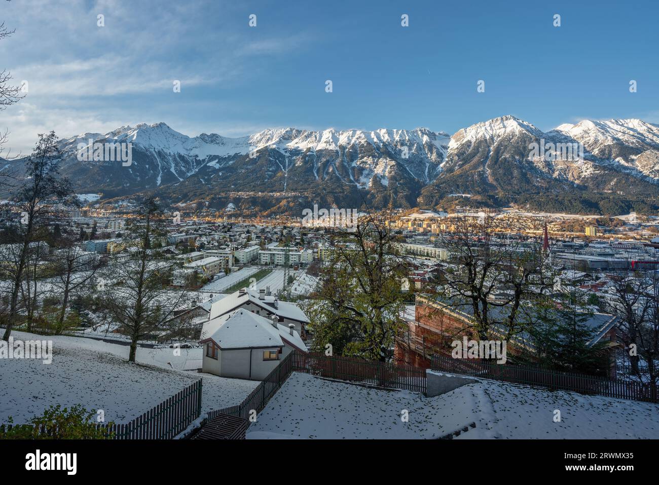 Blick auf Innsbruck mit Schnee und Karwendelgebirge - Innsbruck, Österreich Stockfoto
