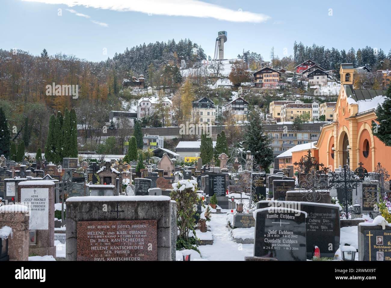 Wiltener Friedhof mit Bergisel Skisprung im Hintergrund - Innsbruck, Österreich Stockfoto