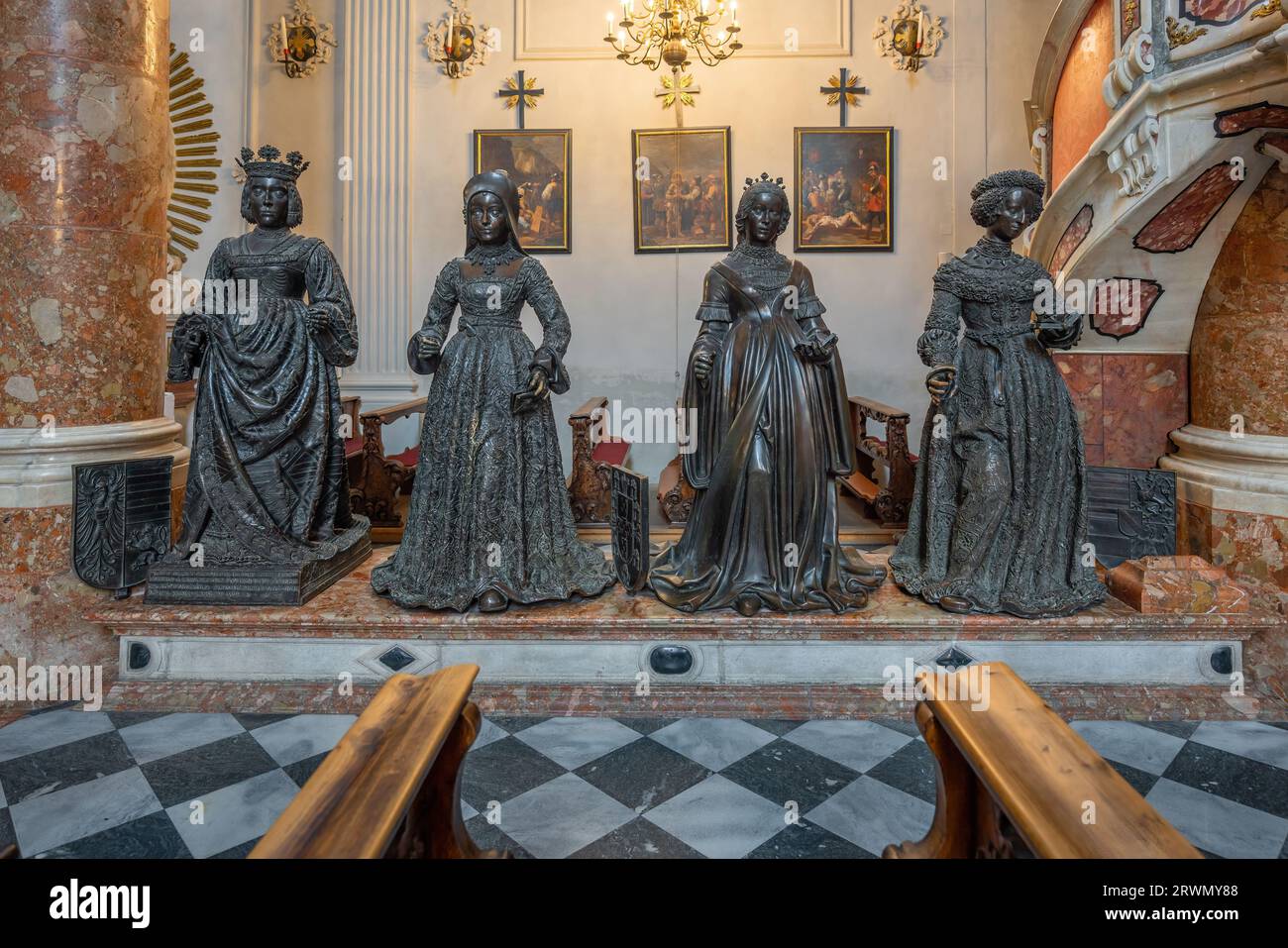 Statuen von Elisabeth von Luxemburg, Maria von Burgund, Elisabeth von Kärnten und Erzherzogin Kunigunde in der Hofkirche - Innsbruck, Österreich Stockfoto