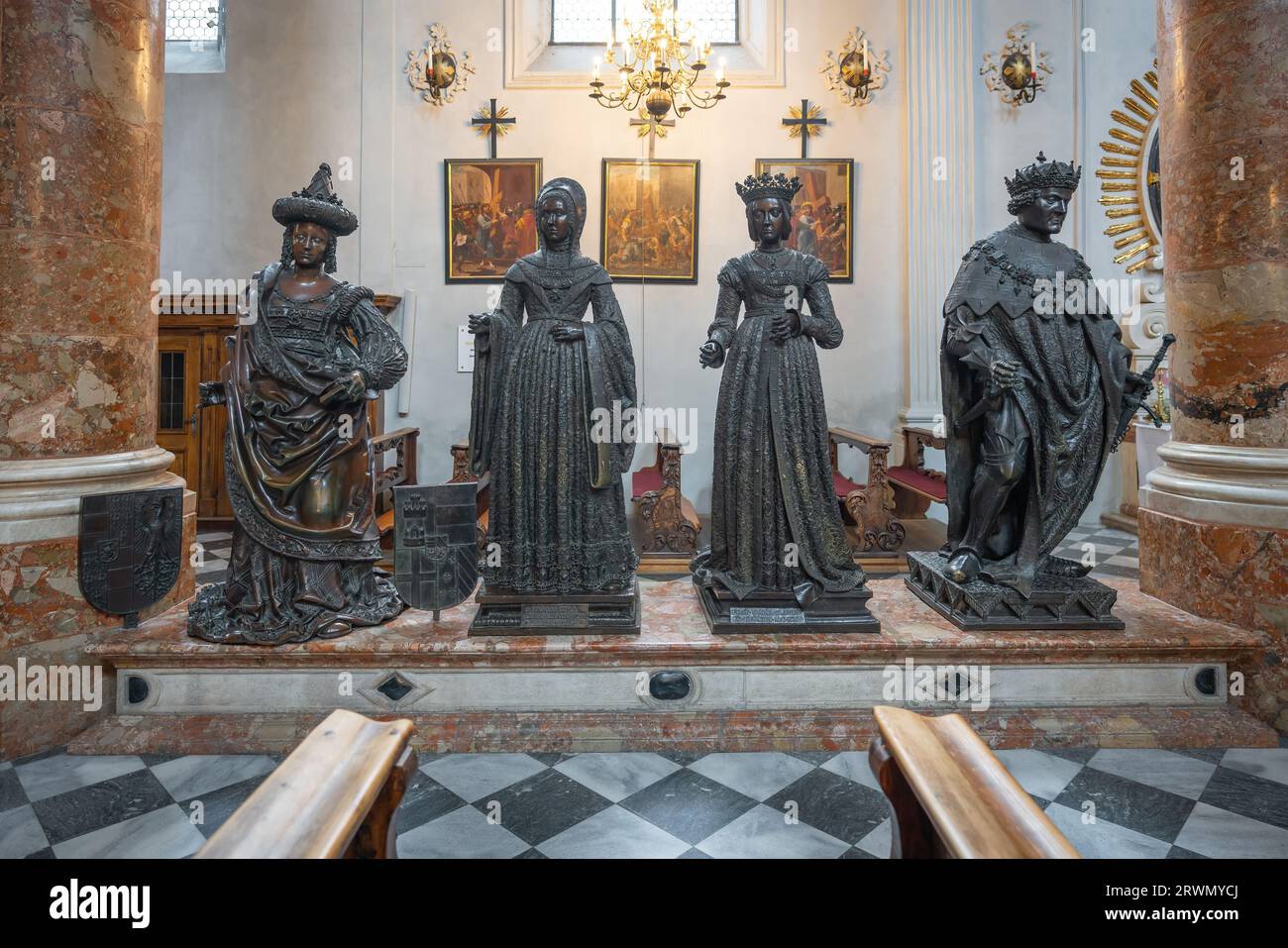 Statuen von Erzherzogin Kymburgis, Margarete von Savoyen, Bianca Maria Sforza und Erzherzog Sigismund in der Hofkirche - Innsbruck, Österreich Stockfoto