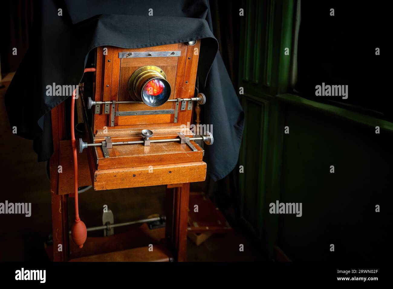 Antike Holzkamera auf einem Stativ mit dunklem Tuch im Tiroler Volkskunstmuseum - Innsbruck, Österreich Stockfoto