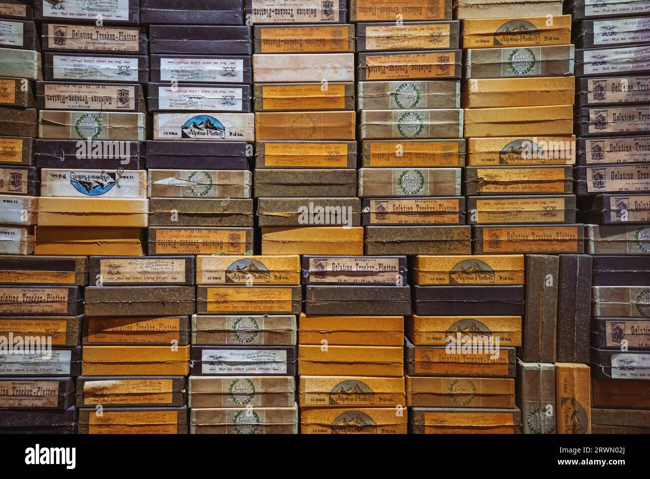 Fotografische Trockenplatten-Boxen im Tiroler Volkskunstmuseum - Innsbruck, Österreich Stockfoto
