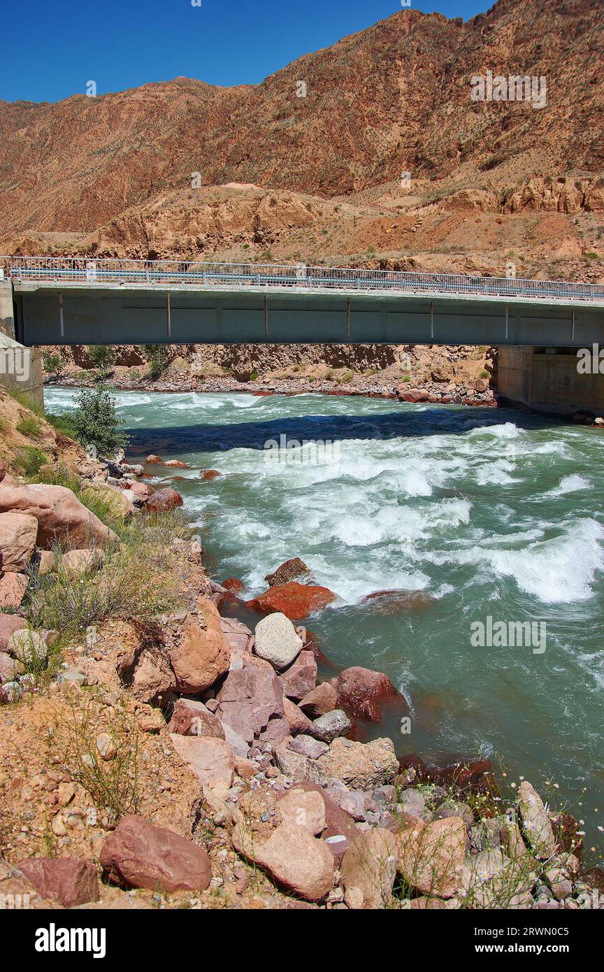 Neue Nord-Süd-Route, Canyon Fluss Kekemeren, Kirgisistan. Stockfoto Neue Nord-Süd-Route, Canyon Fluss Kekemeren, Kirgisistan. Stockfoto
