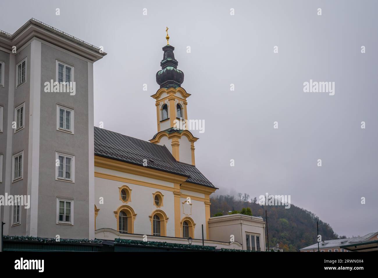 St. Michaelskirche am Residenzplatz - Salzburg, Österreich Stockfoto