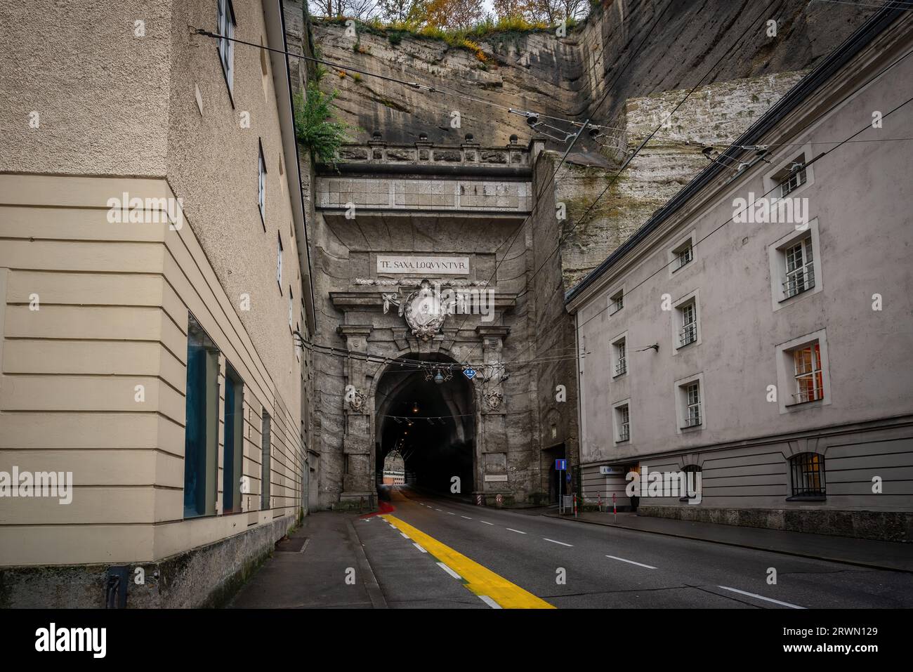Östlicher Eingang des Neutor-Straßentunnels (oder Sigmundstor) - Salzburg, Österreich Stockfoto