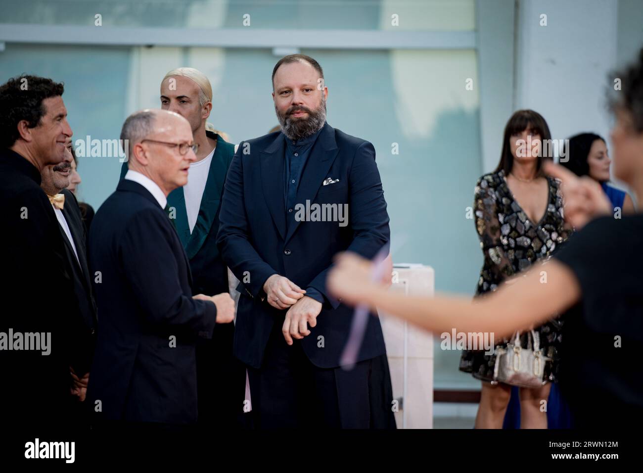 VENEDIG, ITALIEN - SEPTEMBER 09: Yorgos Lanthimos besucht einen roten Teppich vor der Abschlusszeremonie des 80. Internationalen Filmfestivals in Venedig auf S Stockfoto