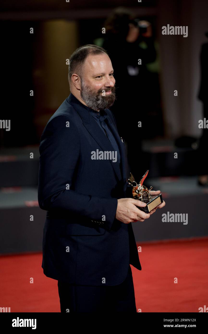 VENEDIG, ITALIEN - 9. SEPTEMBER: Yorgos Lanthimos posiert mit dem Goldenen Löwen für den besten Film für „schlechte Dinge“ beim Fototermin des Gewinners beim 80. Venedig Stockfoto