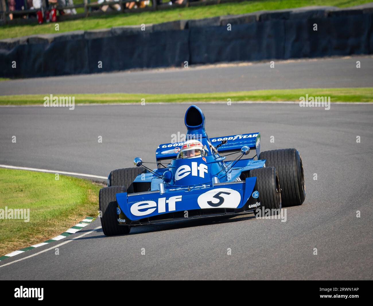 Sir Jackie Stewart fuhr den Tyrrell F1 Rennwagen beim Goodwood Revival, West Sussex UK 2023 Stockfoto