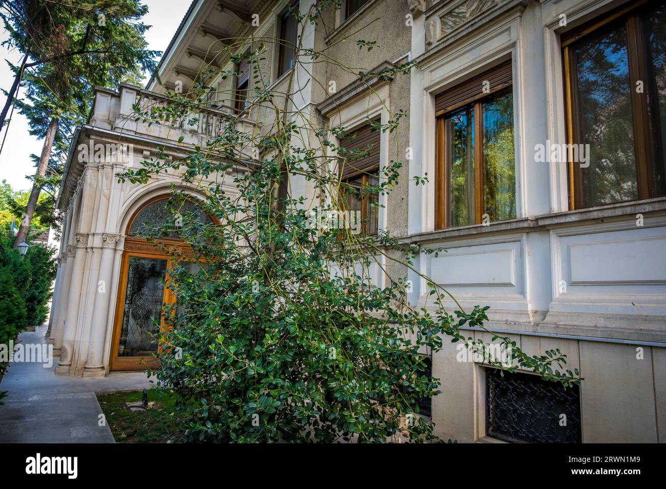 BUKAREST, RUMÄNIEN - 13. SEPTEMBER 2022: Außenansicht des Ceausescu Palace Spring Palace. Stockfoto