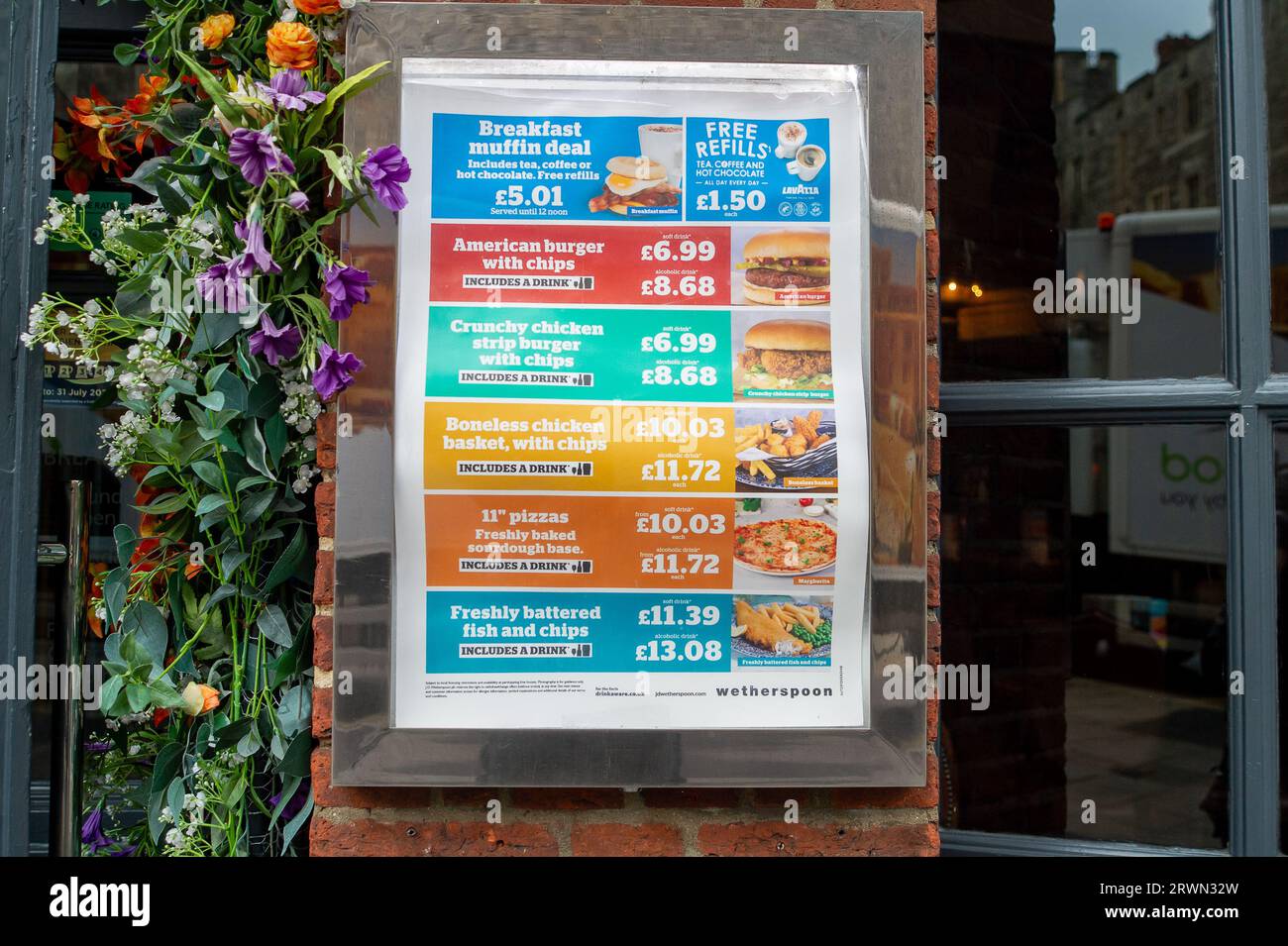 Windsor, Berkshire, Großbritannien. September 2023. Werbung für Speisen und Getränke vor dem Wetherspoon King and Castle Pub gegenüber von Windsor Castle in Berkshire. Kredit: Maureen McLean/Alamy Stockfoto