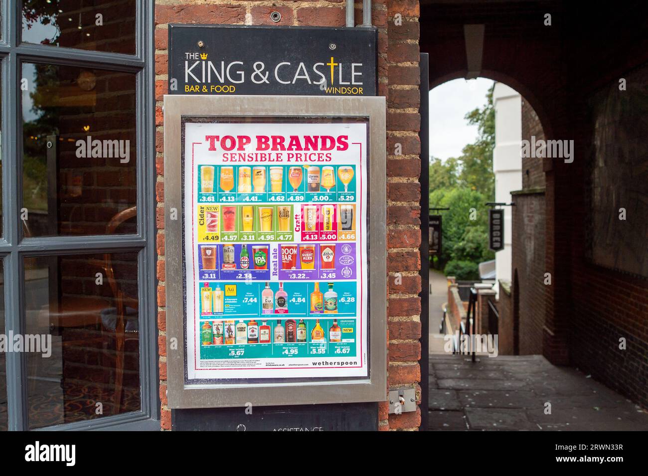 Windsor, Berkshire, Großbritannien. September 2023. Werbung für Speisen und Getränke vor dem Wetherspoon King and Castle Pub gegenüber von Windsor Castle in Berkshire. Kredit: Maureen McLean/Alamy Stockfoto