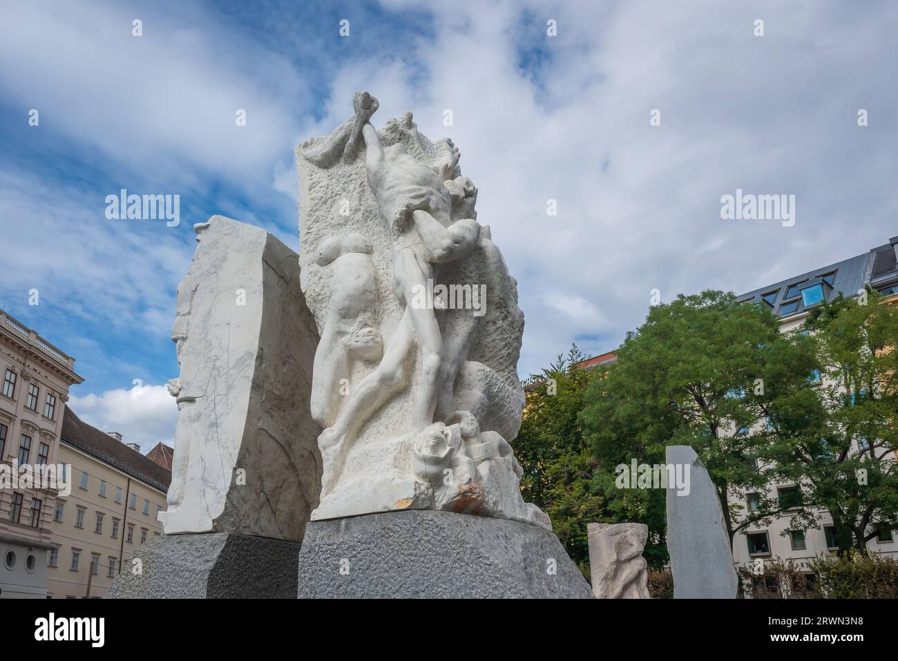 Tor der Gewalt Skulptur Teil der Gedenkstätte gegen Krieg und Faschismus von Alfred Hrdlicka am Albertinaplatz - Wien, Österreich Stockfoto